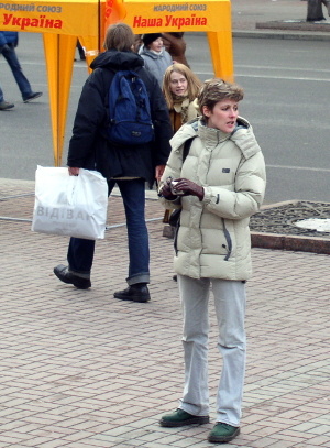 Elena Vaytsel and others are shocked by something on Kyiv Ave Kreschatik photo elenameg.com