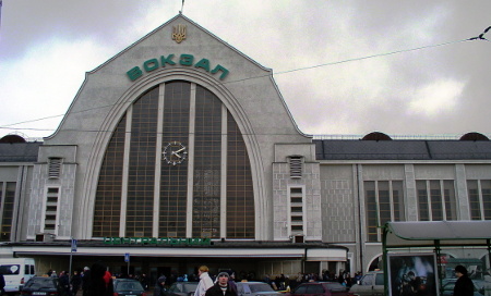 Kyiv's Central Train Station passenger terminal, main hall photo elenameg.com