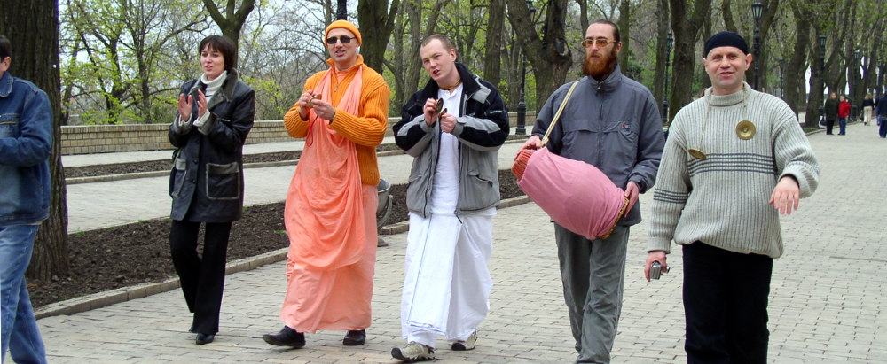 Hare Krishnas on Primorsky Boulevard in Odessa, Ukraine photo elenameg.com